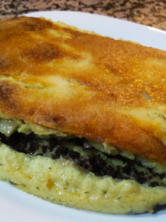 Una foto de Pastel gratinado de patata, morcilla y pera