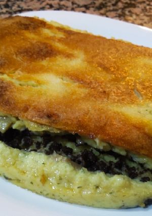 Una foto de Pastel gratinado de patata, morcilla y pera