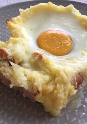 Sütőben sült krumplipüré virslivel és tojással recept fotója