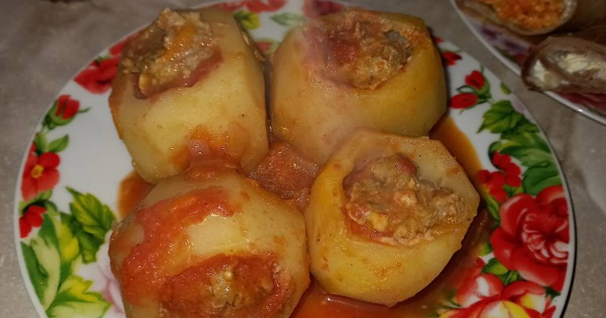 Картофель, фаршированный курицей и помидорами