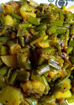 A picture of Spring onion and mix vegetable fry.