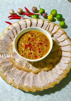 Hình của món Thịt luộc cuốn bánh tráng chấm mắm nêm.