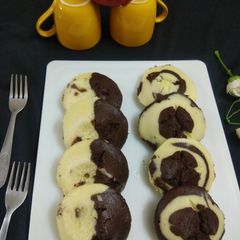 A picture of Choco-Vanilla Steam Cake in Idli Maker.