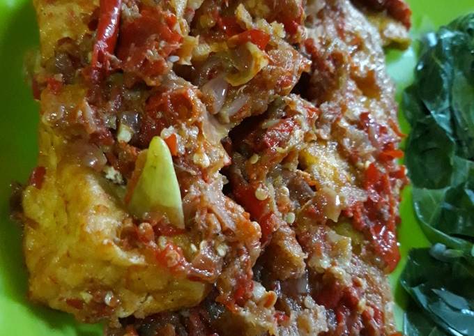 Cara Gampang Menyiapkan Telur Dadar-Tahu Sambel Geprek Kencur yang Lezat Sekali