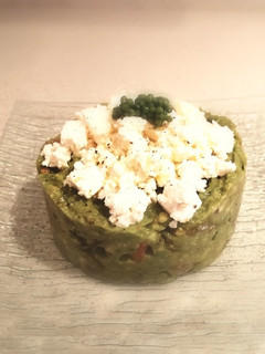 Una foto de Tartar aguacate con queso feta