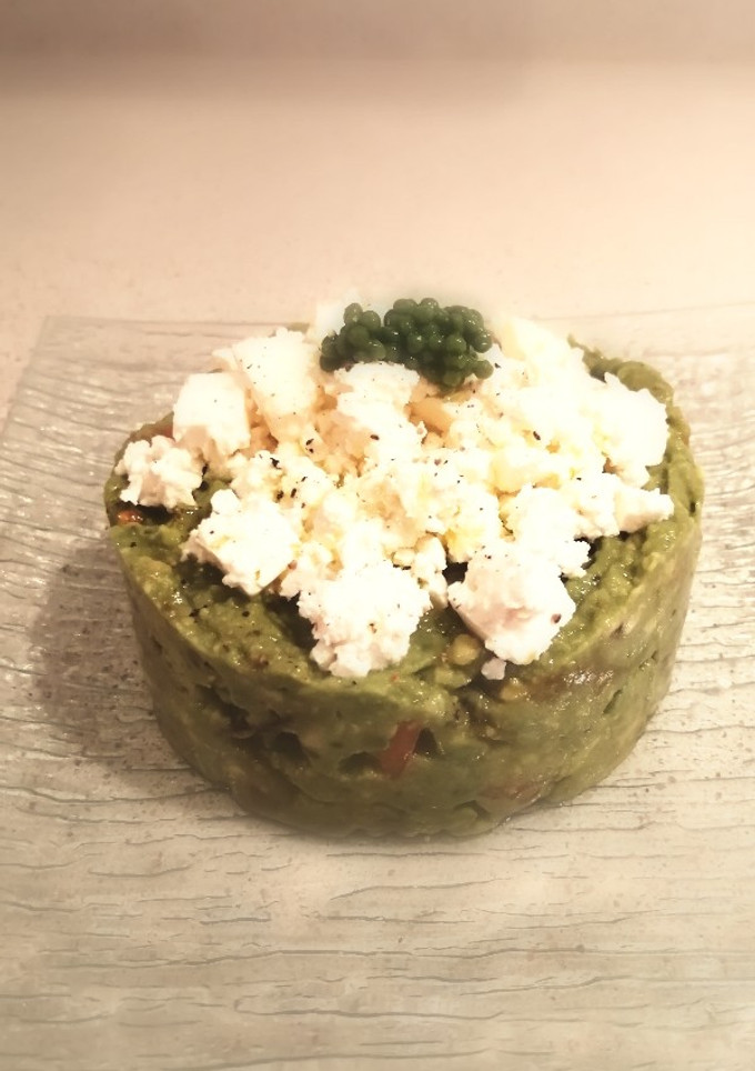Una foto de Tartar aguacate con queso feta