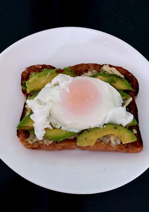 A picture of My Avocado, Poached Egg & soft cheese open Toastie 😋.