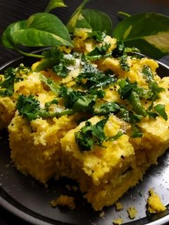 ખમણ ઢોકળા (Khaman Dhokala Recipe in gujarati) રેસીપી મુખ્ય ફોટો