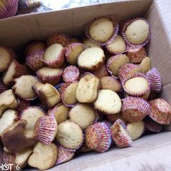A picture of 100 pieces cup cakes.