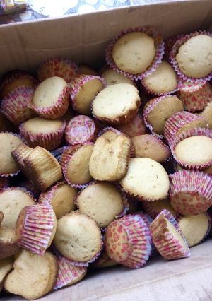 A picture of 100 pieces cup cakes.