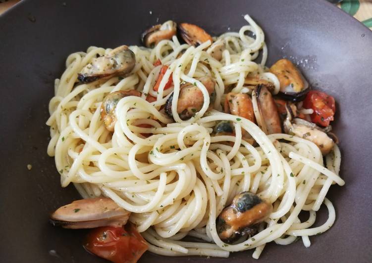 Spaghetti alle cozze. (Spaghetti con mejillones)