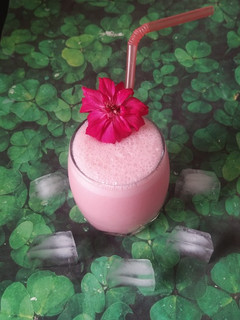 રોઝ લસ્સી (Rose Lassi Recipe In Gujarati) રેસીપી મુખ્ય ફોટો