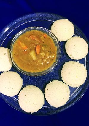 A picture of Idli Sambar.