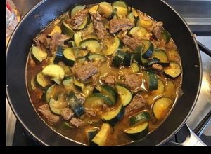 Une photo de Bœuf mijoté aux oignons courgettes et paprika