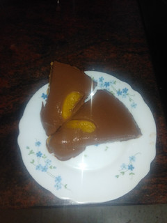 Una foto de Tarta de galletas con mousse de chocolate y melocotón