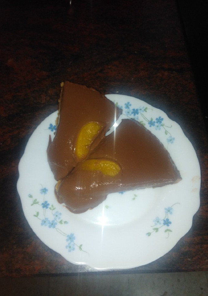 Una foto de Tarta de galletas con mousse de chocolate y melocotón