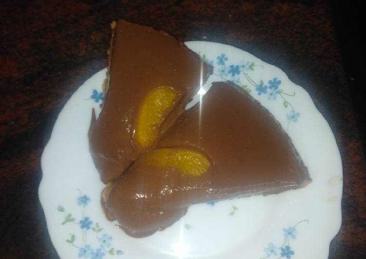Tarta de galletas con mousse de chocolate y melocotón