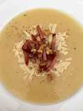 Vellutata di cavolo bianco, scaglie di pecorino, guanciale croccante e noci