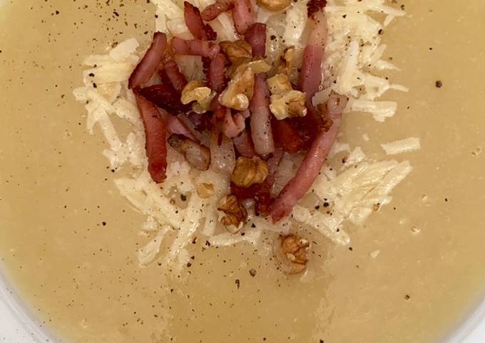 Ricetta di Veloce Vellutata di cavolo bianco, scaglie di pecorino, guanciale croccante e noci