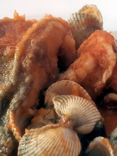 Una foto de Lubina en salsa con berberechos y gambas