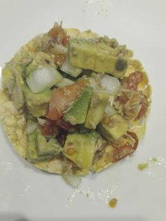 Una foto de Guacamole con atún