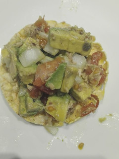 Una foto de Guacamole con atún
