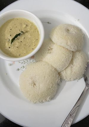 इडली और चटनी(idli aur chutney recipe in hindi) रेसिपी मुख्य फोटो
