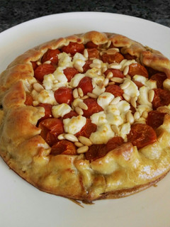 Una foto de Galette de espinacas, cherrys y queso