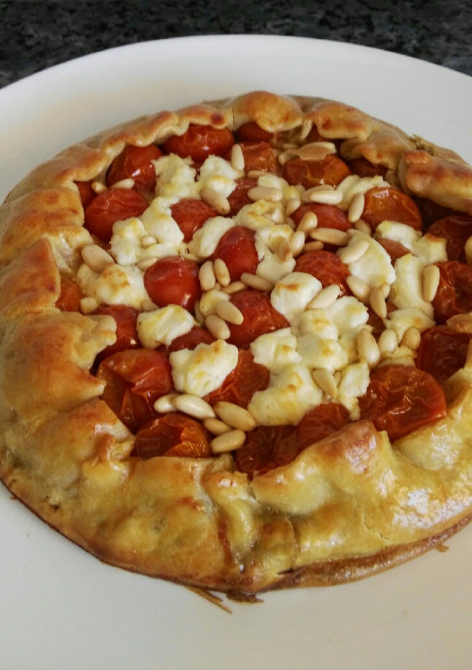 Una foto de Galette de espinacas, cherrys y queso