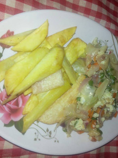 A picture of Fried sweet potatoes with egg sauce.