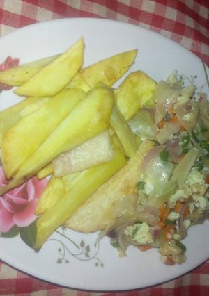 A picture of Fried sweet potatoes with egg sauce.