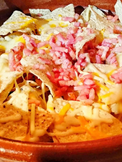 Una foto de Nachos con bacon y queso gratinados