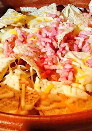 Una foto de Nachos con bacon y queso gratinados