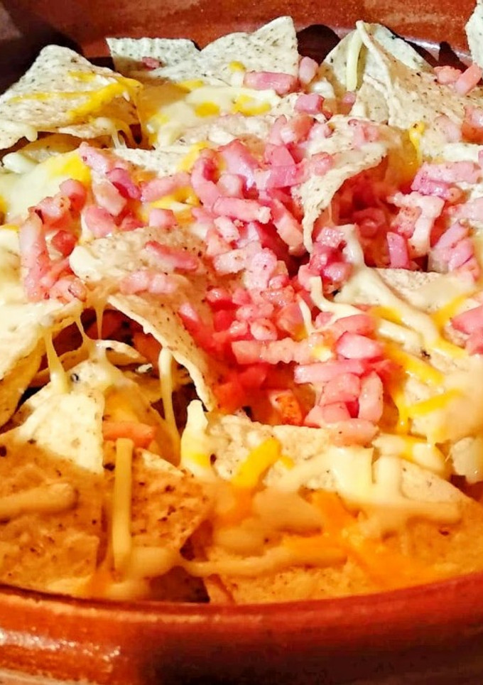 Una foto de Nachos con bacon y queso gratinados