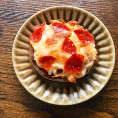 A picture of Easy Mini English Muffin Pizzas.