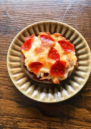 A picture of Easy Mini English Muffin Pizzas.
