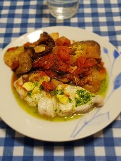 Una foto de Rape en salsa verde con Ratatouille