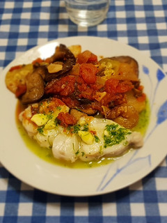 Una foto de Rape en salsa verde con Ratatouille