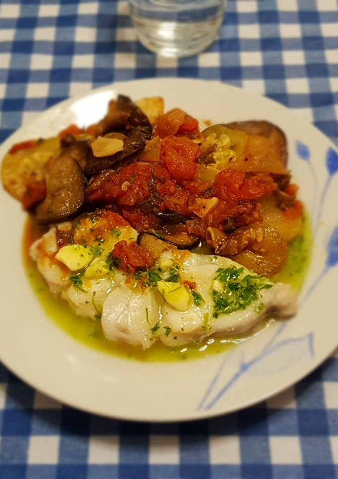 Una foto de Rape en salsa verde con Ratatouille