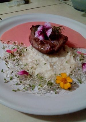 Una foto de Carne de res en salsa de bugambilia