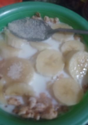 Una foto de Cereal de arroz inflado con leche y plátano 🍌🥰
