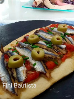 Una foto de Coca individuales de pimiento y boquerones