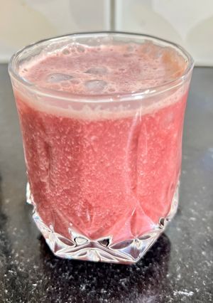 A picture of Pomegranate Plum & Mint Juice.