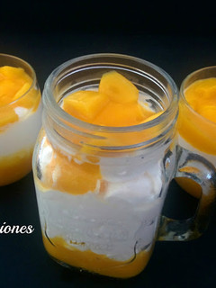 Una foto de Cheesecake de mango en vasos