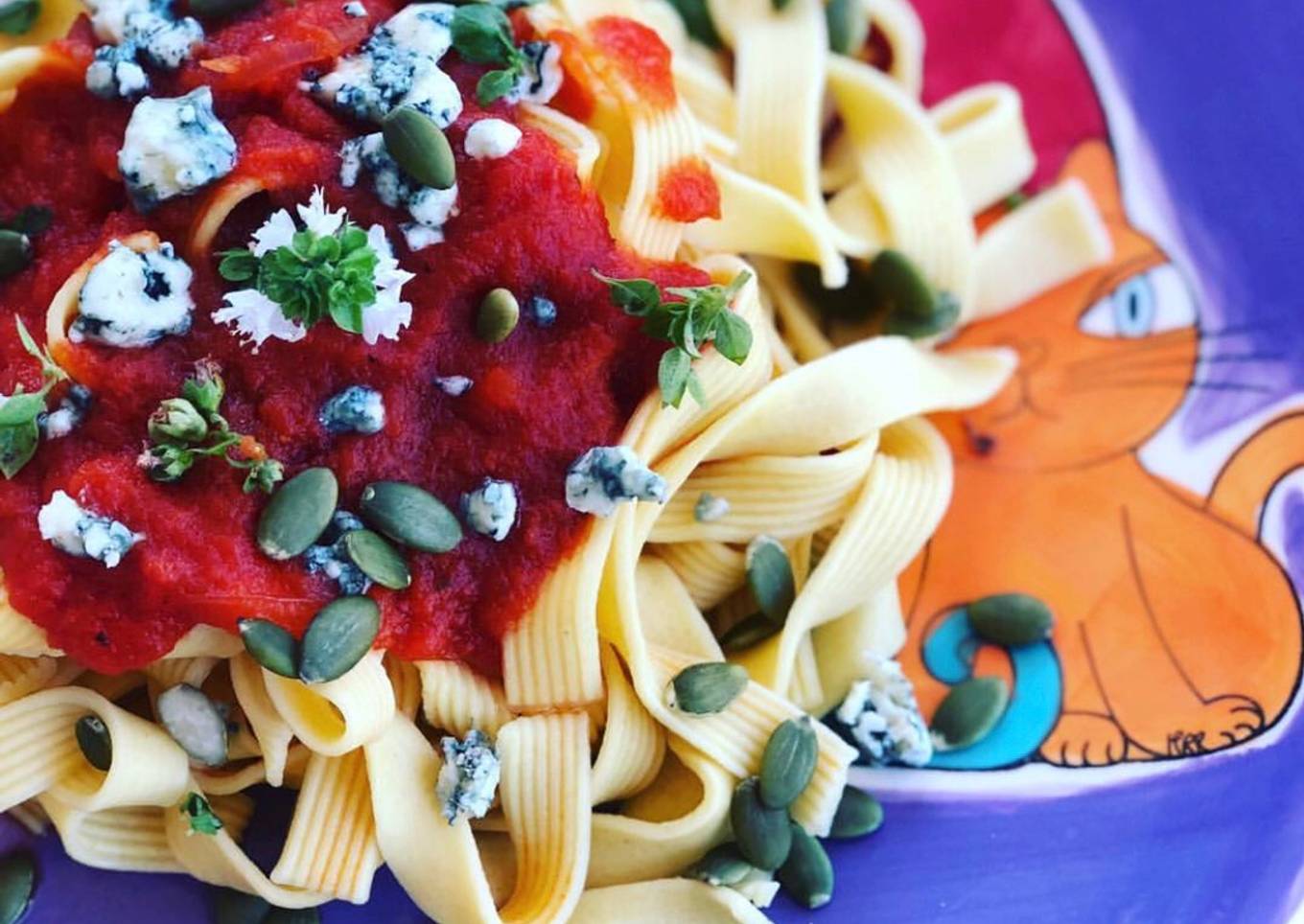 Pasta con salsa casera de tomate y queso azul