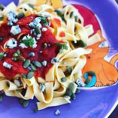 Una foto de Pasta con salsa casera de tomate y queso azul
