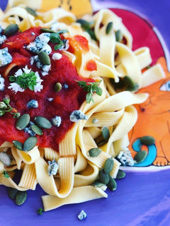 Una foto de Pasta con salsa casera de tomate y queso azul