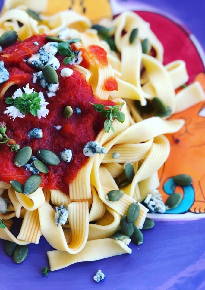 Una foto de Pasta con salsa casera de tomate y queso azul