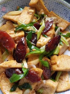 Foto resep stir fried tofu with chinese sausage and leek