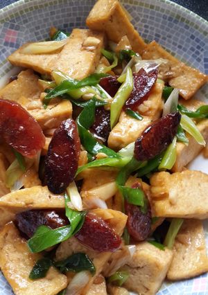 Foto resep stir fried tofu with chinese sausage and leek